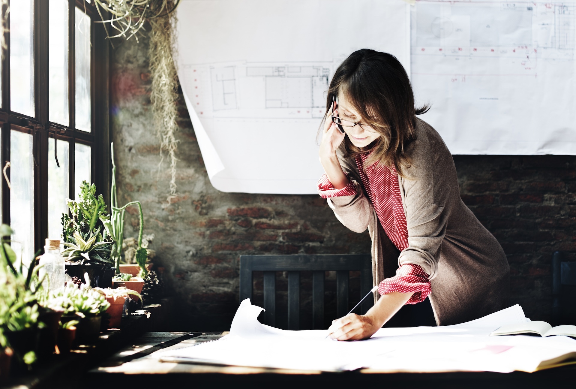 Home automation specialist giving a consultation